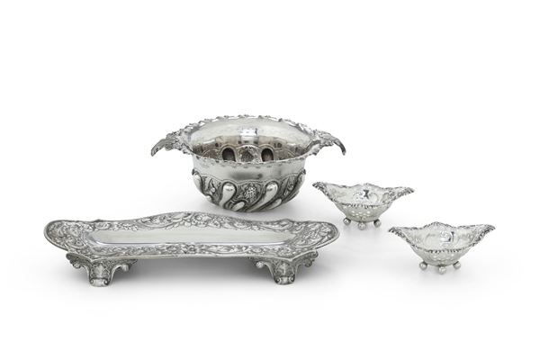 Lotto composto da due piccoli cestini, un portapenne ed un vasetto. Argenteria italiana del XX secolo 