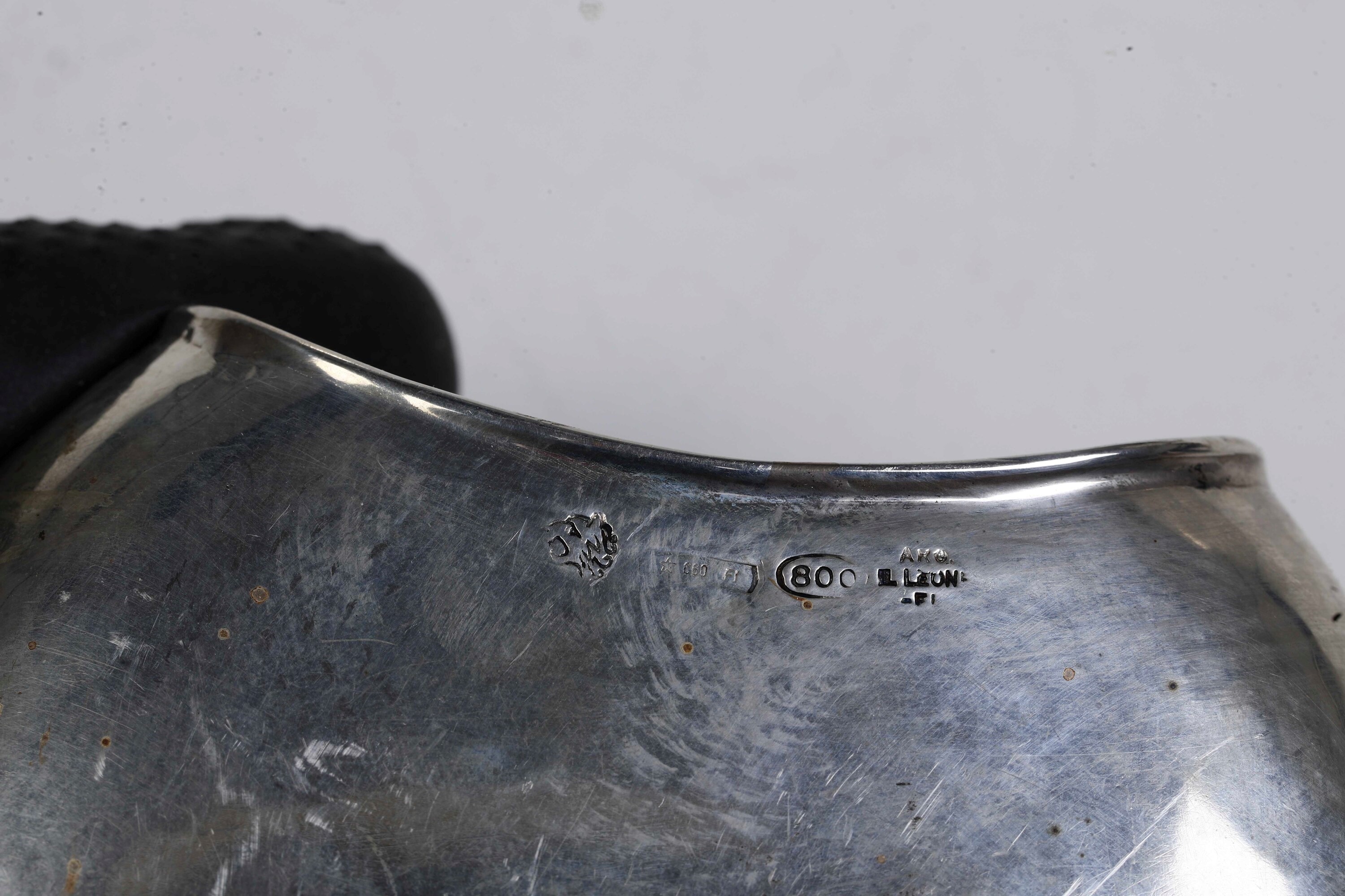 Otto bicchieri e un vasetto, argenteria fiorentina in argento fuso e sagomato con smalti (XX-XXI ...