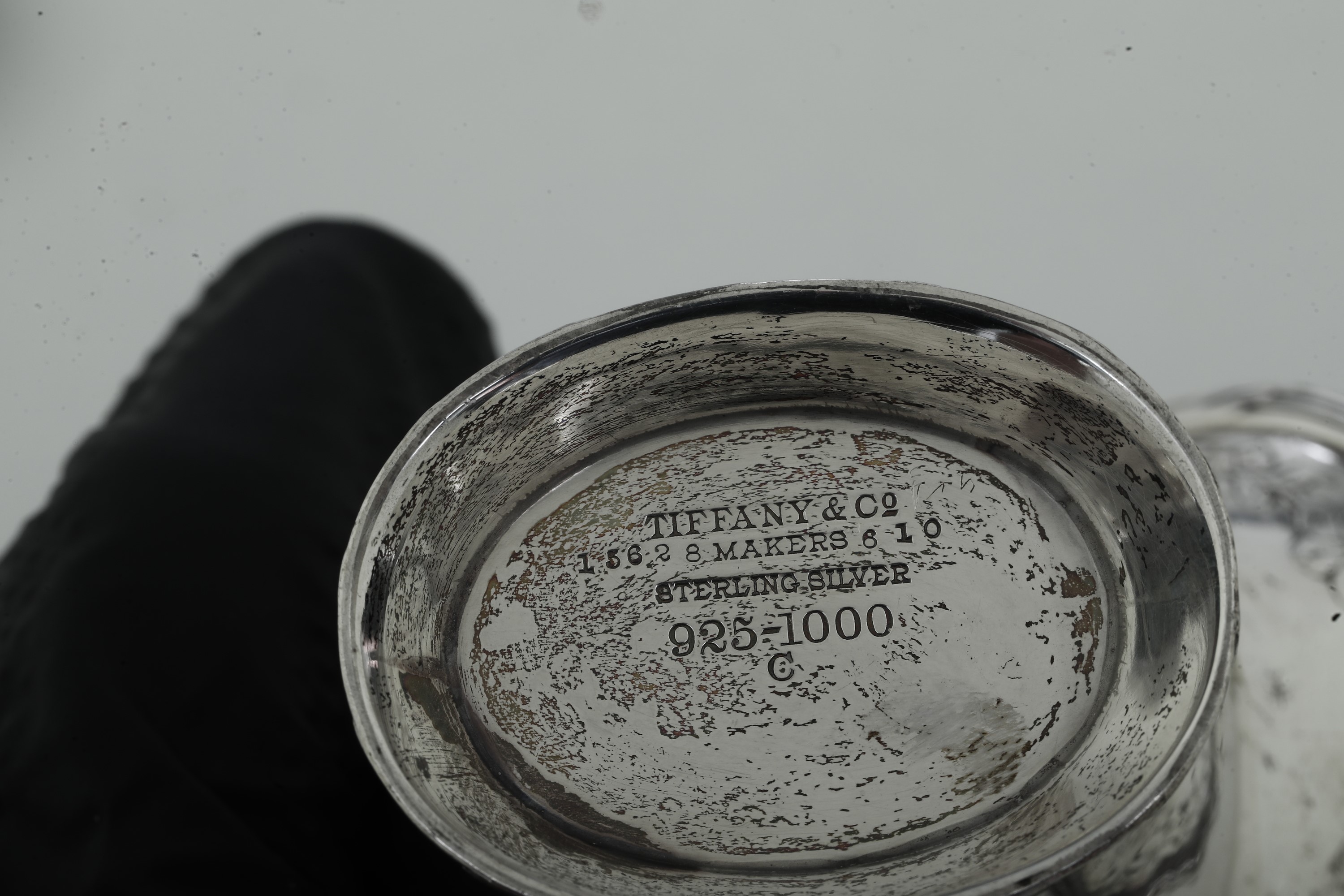 Tiffany & Co., Vaso a foggia di cestino, argento fuso e cesellato, USA, inizi XX secolo