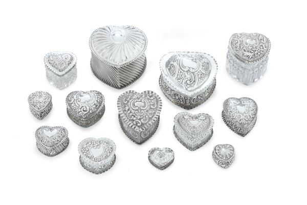 Insieme di 13 scatoline a cuore. Inghilterra XIX-XX secolo, varie manifatture