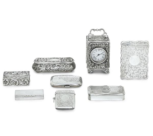 Lotto composto da sei scatoline ed un orologio, Inghilterra XIX-XX secolo e una scatolina, Francia. 