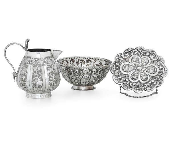 Lotto composto da una piccola brocca, una ciotola ed un piccolo specchio. Varie manifatture orientali del XX secolo