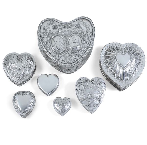 Lotto di 7 scatole a forma di cuore. Italia e Inghilterra XX secolo