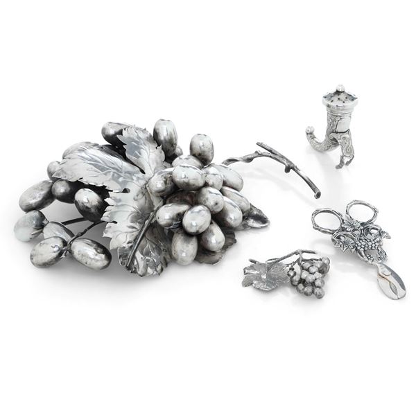Lotto composto da un grappolo di uva grande ed uno piccolo, forbici con uva ed una piccola salierina a cornucopia. Argenteria italiana del XX secolo, argentieri differenti 