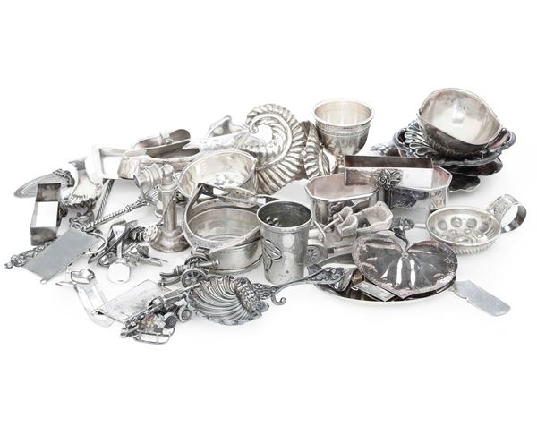 Lotto di piccoli oggetti in argento. XX secolo