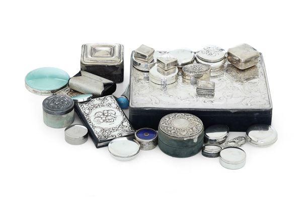 Lotto di scatoline di diverse misure in argento ed altri materiali