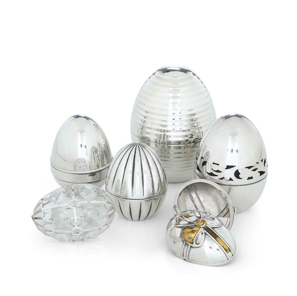 Lotto composto da 5 scatole a forma di uovo. Manifatture del XX secolo