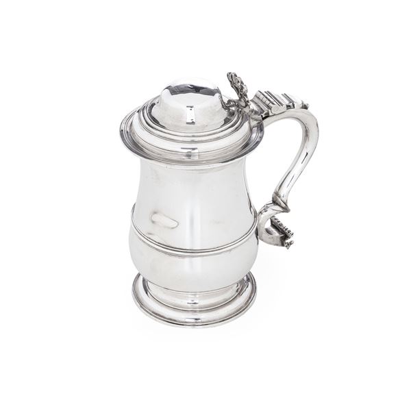 Tankard. Londra, 1769. Marchio dell'argentiere I M inframezzato da stella (John Munns?)