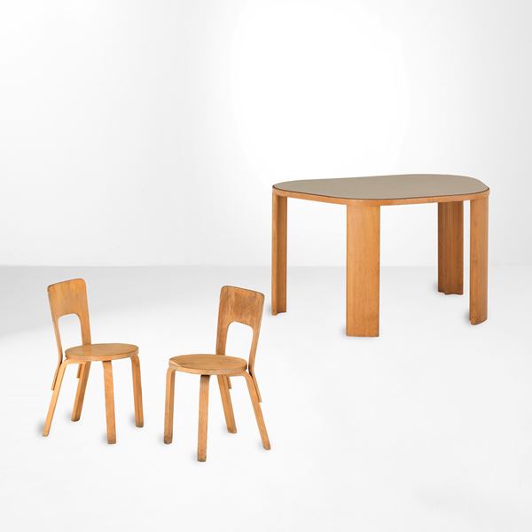 Set di due sedie mod. 66 su disegno di Alvar Aalto con un tavolo
