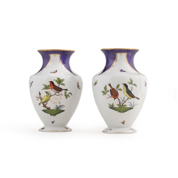 Coppia di vasi "Rothschild".  Ungheria, Manifattura Herend, XX secolo.