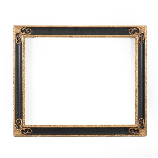 Cornice in legno intagliato, dipinto e dorato. XX secolo