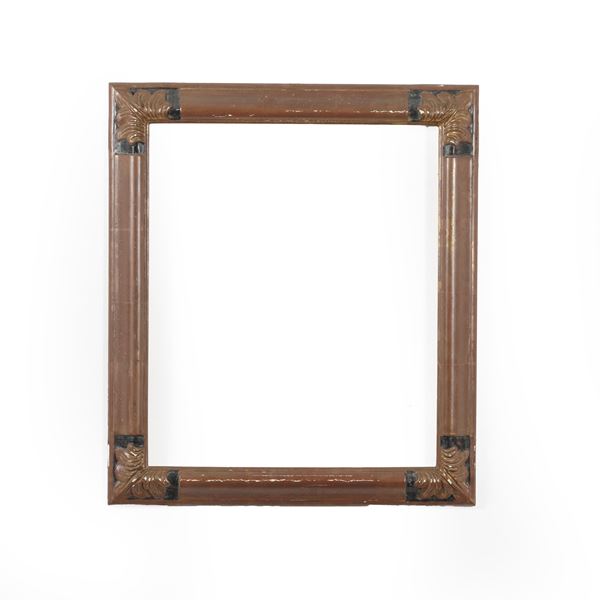 Cornice in legno intagliato e dipinto. XX secolo