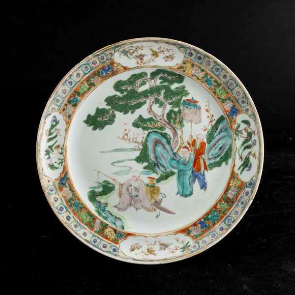Piatto in porcellana Famiglia Verde raffigurante scena di vita comune, Cina, Dinastia Qing, XIX secolo