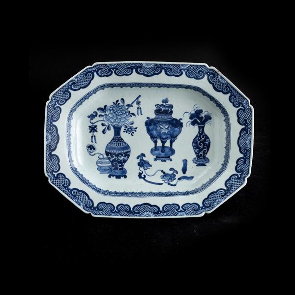 Vassoio in porcellana bianca e blu con raffigurante vasi con fiori, Cina, Dinastia Qing, epoca Qianlong (1736-1796)