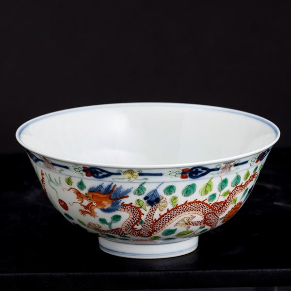 Ciotola in porcellana Wucai raffigurante drago e decori floreali, Cina, Dinastia Qing, XIX secolo