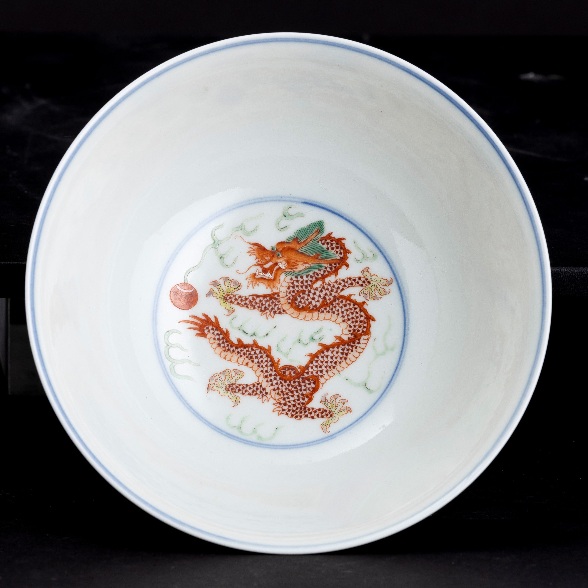 Ciotola in porcellana Wucai con drago e decori floreali, Cina, Dinastia Qing (XIX secolo)