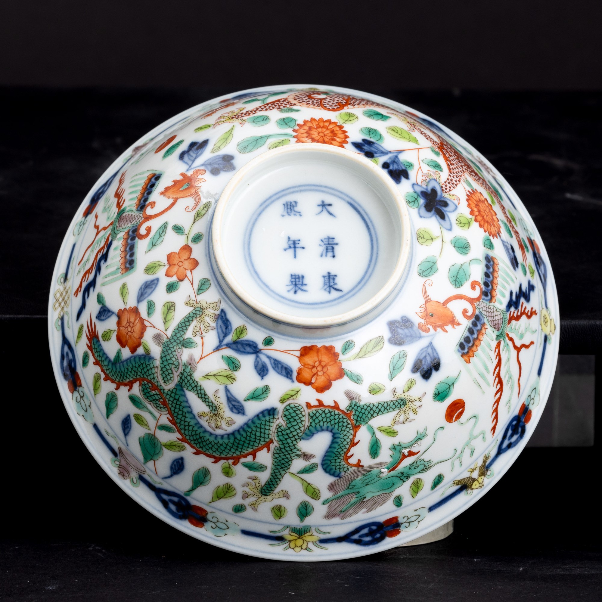 Ciotola in porcellana Wucai con drago e decori floreali, Cina, Dinastia Qing (XIX secolo)