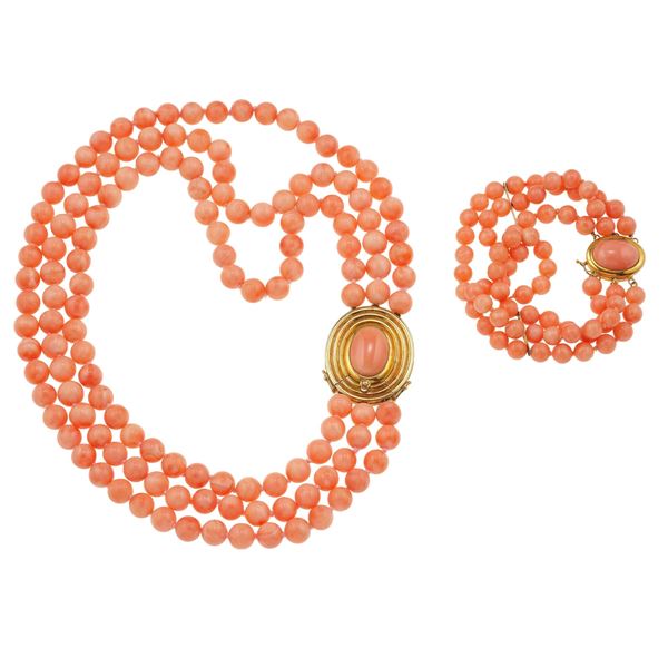 Coral and gold demi-parure. Small damages
