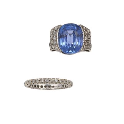 Anello con zaffiro Sri Lanka di circa 8 ct e rivière in diamanti, oro bianco 750/1000