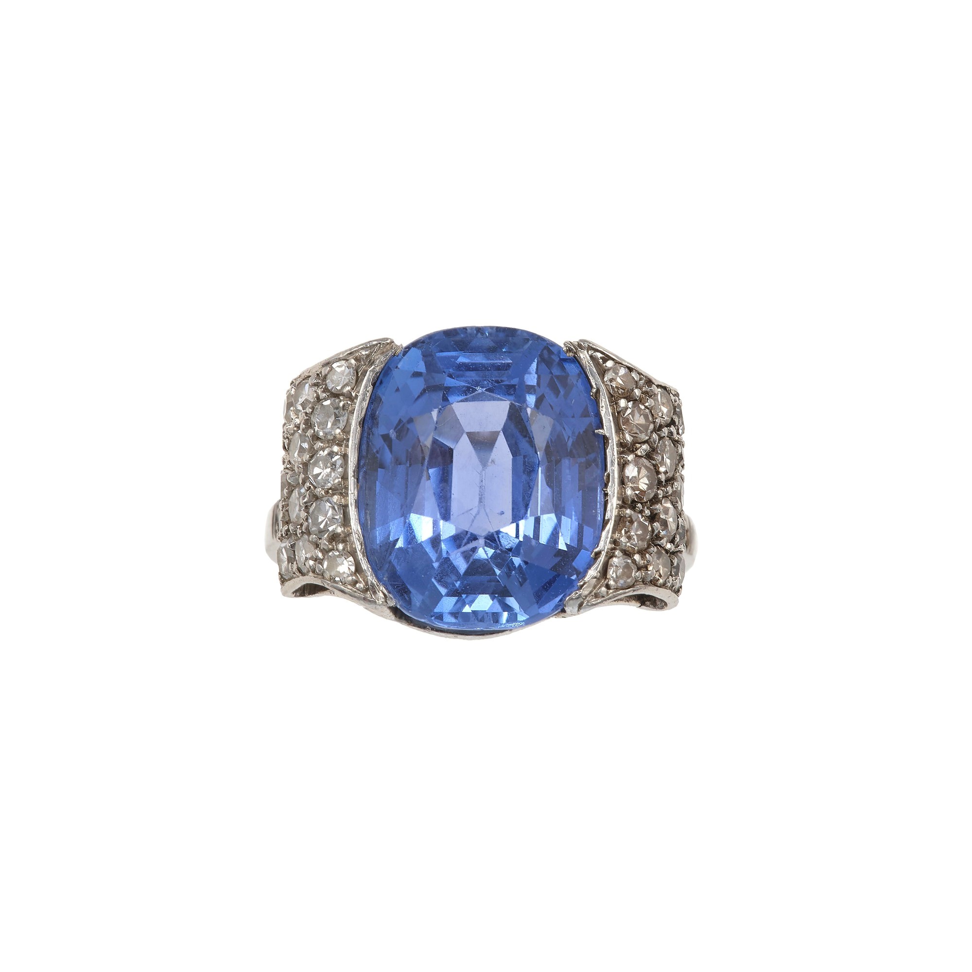 Anello con zaffiro Sri Lanka di circa 8 ct e rivière in diamanti, oro bianco 750/1000