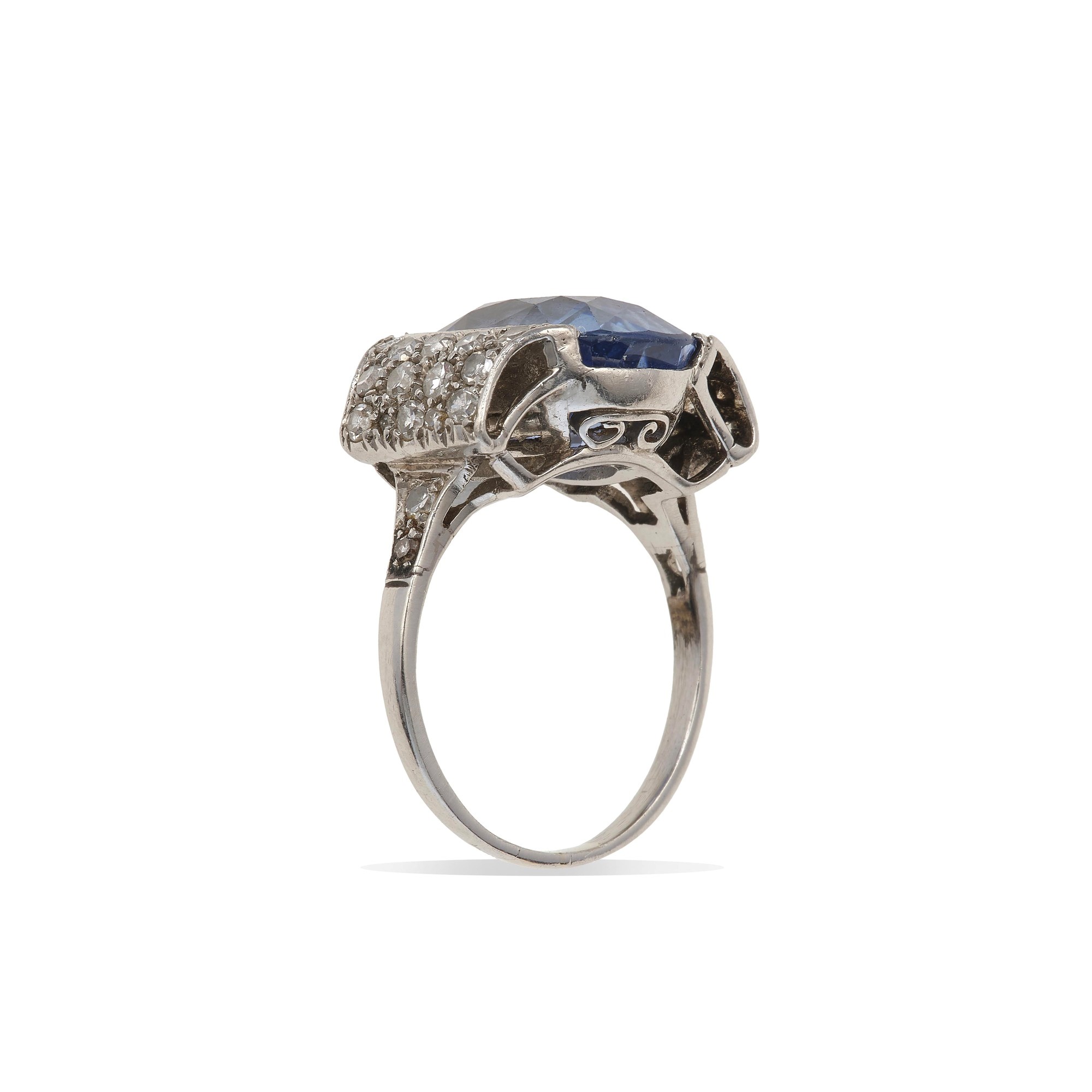 Anello con zaffiro Sri Lanka di circa 8 ct e rivière in diamanti, oro bianco 750/1000