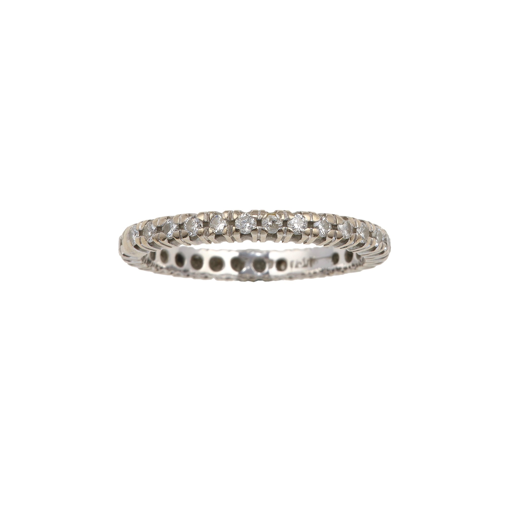 Anello con zaffiro Sri Lanka di circa 8 ct e rivière in diamanti, oro bianco 750/1000