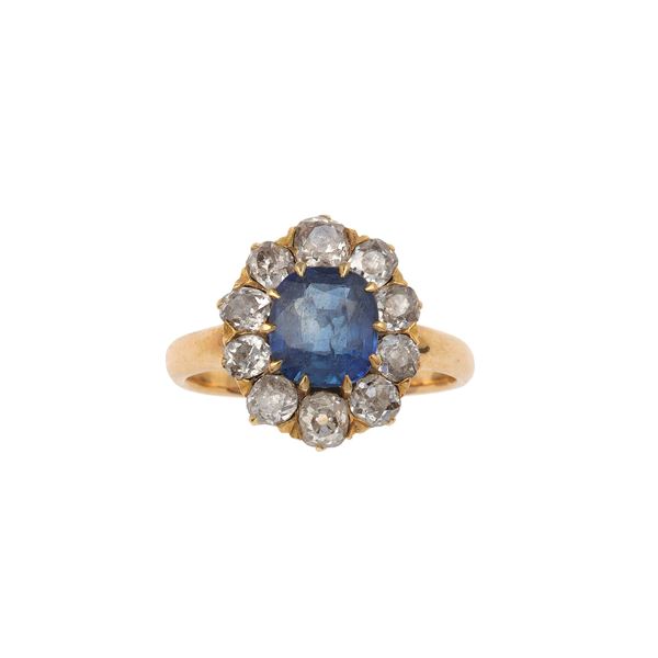 Anello con zaffiro centrale e diamanti di vecchio taglio