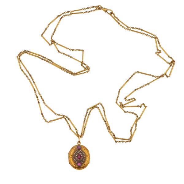 Sautoir con pendente portafoto con piccoli rubini e perle