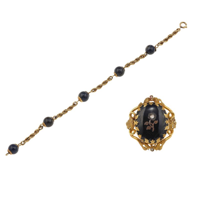 Lotto composto da una spilla con smalto nero e diamante taglio rosetta ed un bracciale con boules in pietra dura  - Asta Gioielli - Cambi Casa d'Aste