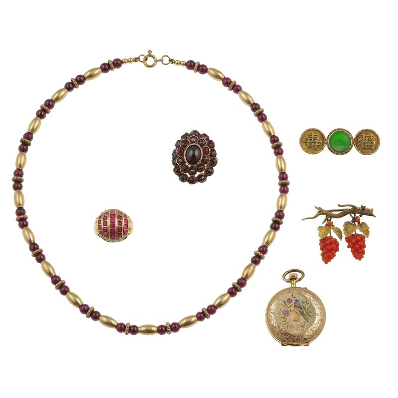 Lotto composto da una collana, due anelli, una spilla e un orologio monachina