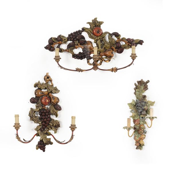 Tre appliques in legno laccato e metallo dipinto