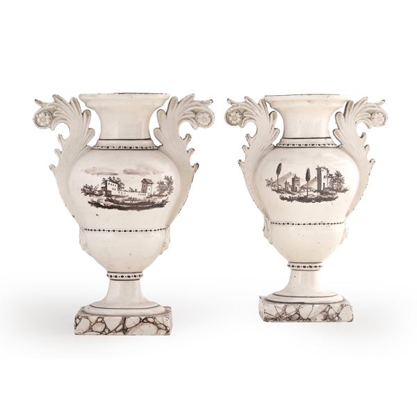 Coppia di vasi in terraglia bianca dipinti