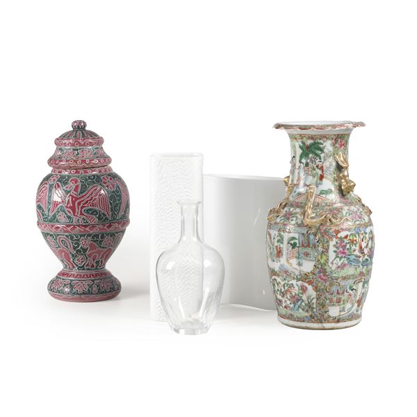 Lotto composto da un vaso decorato a cineserie, una bottiglia in vetro, un  vaso in vetro ovale, un vaso  in ceramica decorato a rilievo bianca e un vaso con coperchio