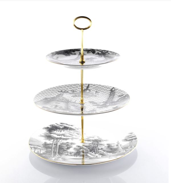 Alzata a tre piani in porcellana  della collezione “Souvenirs de Voyage" Simone Guidarelli