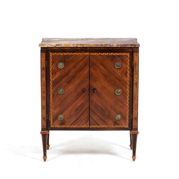 Mobile a due ante lastronato. XIX secolo