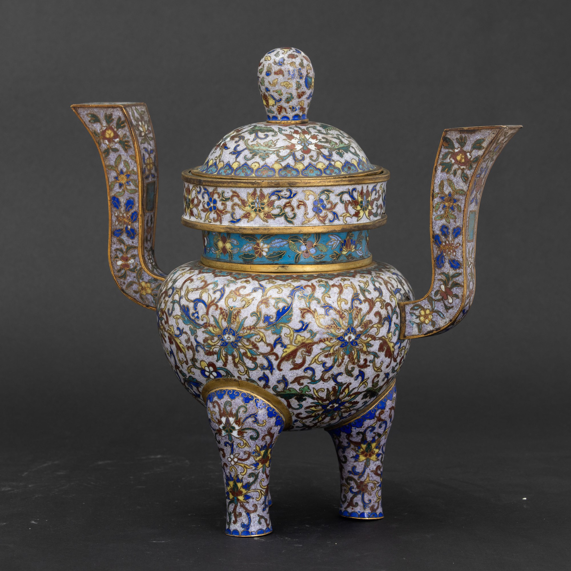 Cina, Incensiere tripode a smalti policromi cloisonné, Dinastia Qing (epoca Jiaqing), inizio XIX ...