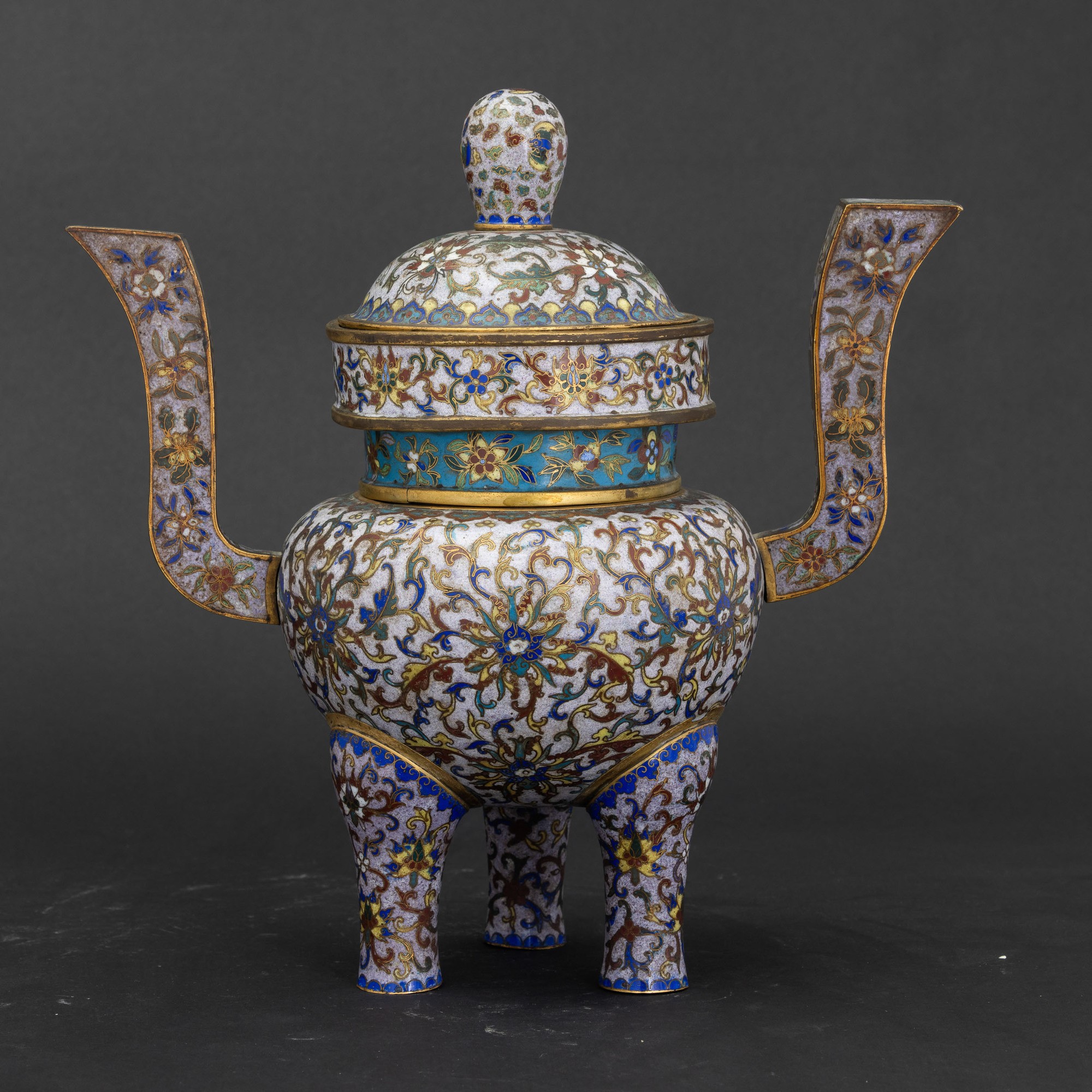 Cina, Incensiere tripode a smalti policromi cloisonné, Dinastia Qing (epoca Jiaqing), inizio XIX ...