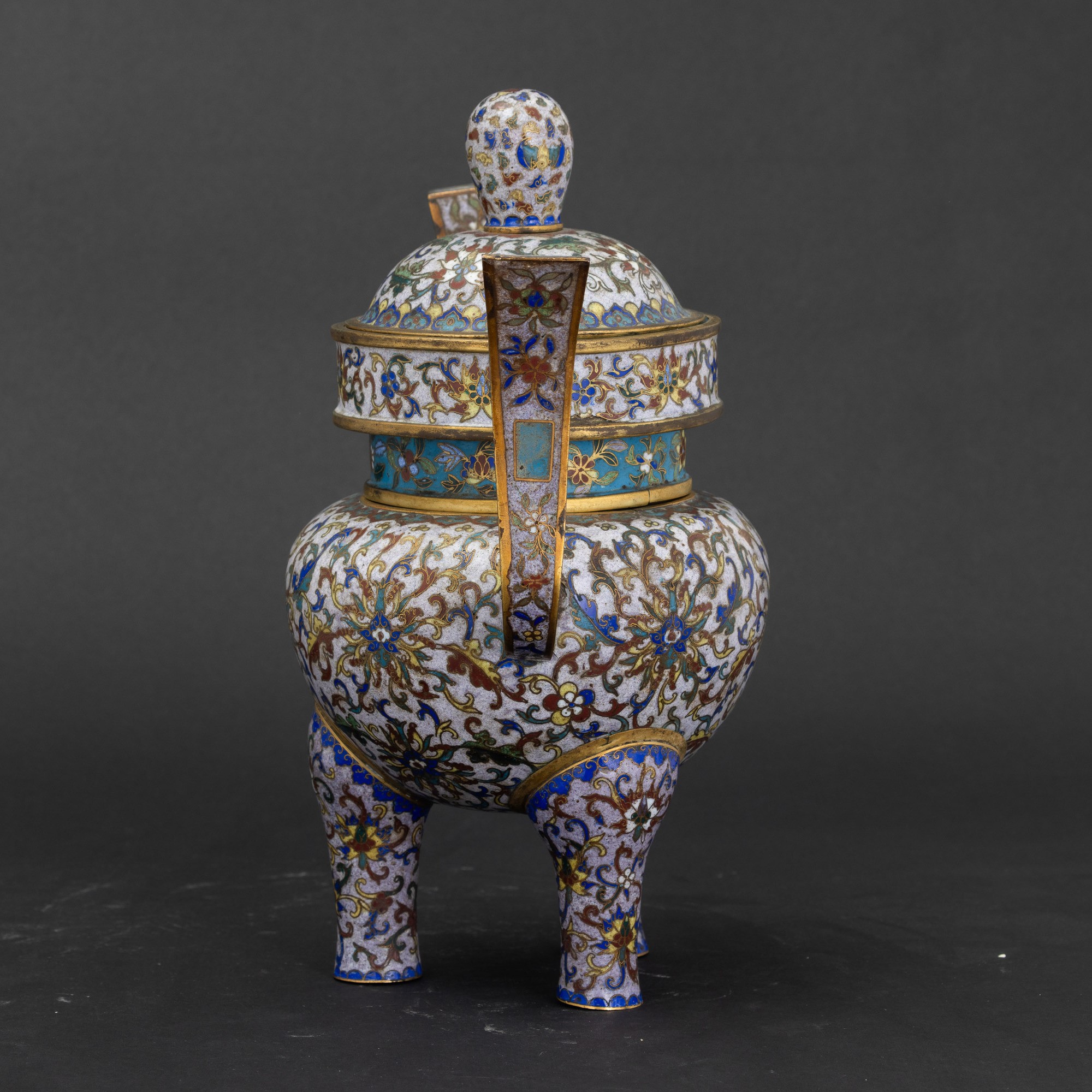 Cina, Incensiere tripode a smalti policromi cloisonné, Dinastia Qing (epoca Jiaqing), inizio XIX ...