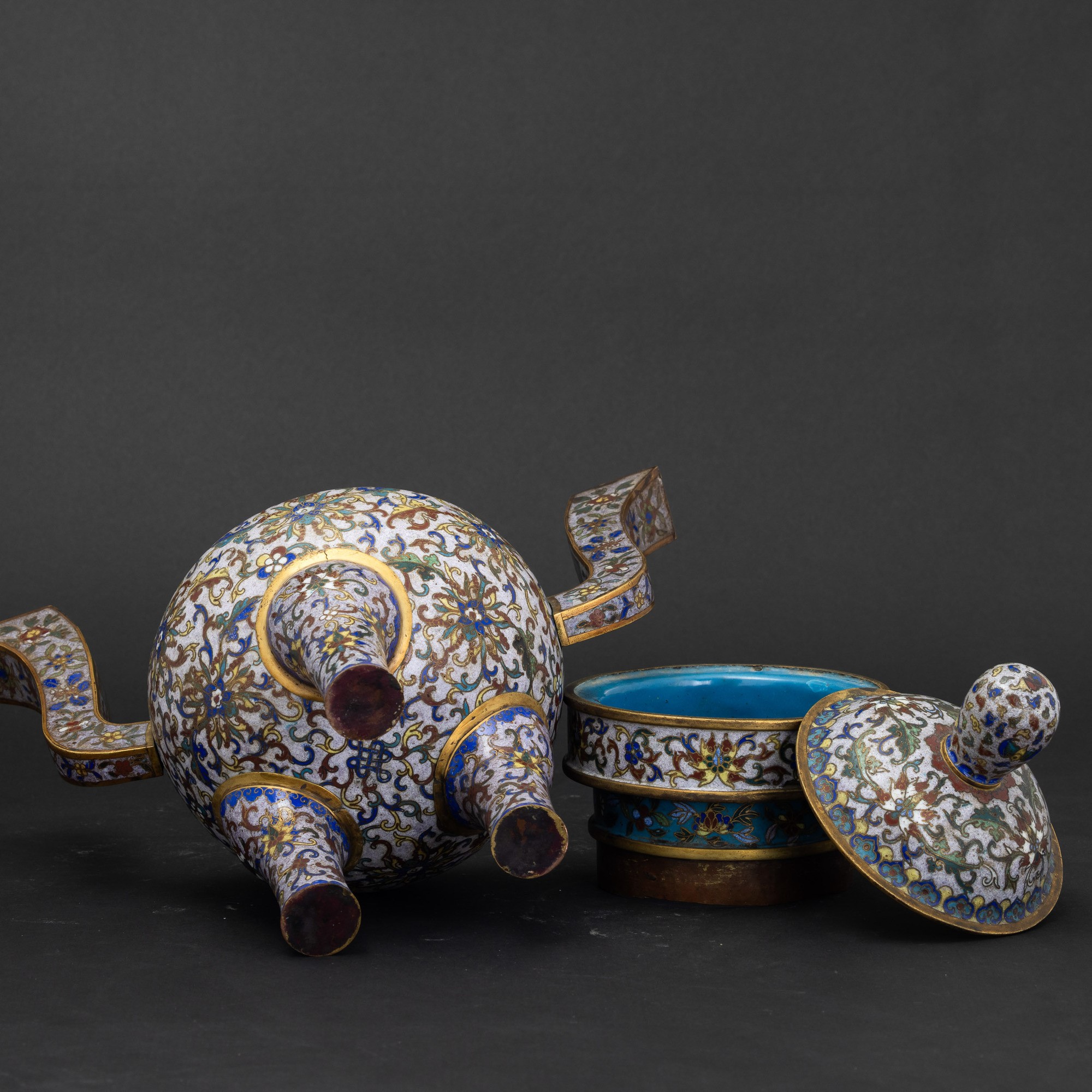Cina, Incensiere tripode a smalti policromi cloisonné, Dinastia Qing (epoca Jiaqing), inizio XIX ...