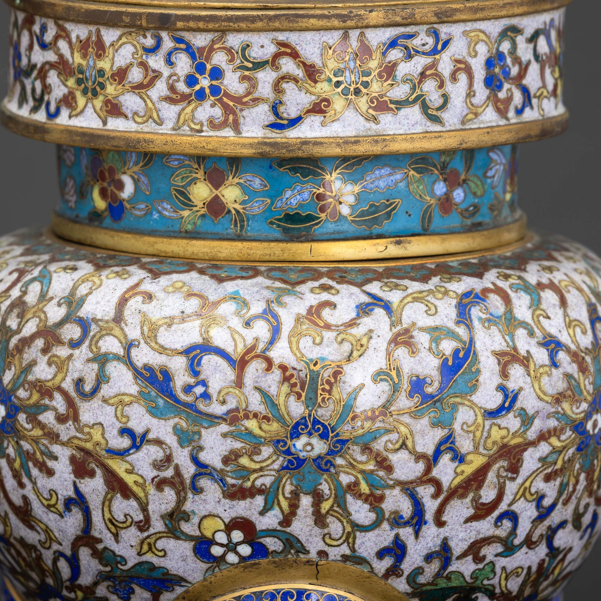 Cina, Incensiere tripode a smalti policromi cloisonné, Dinastia Qing (epoca Jiaqing), inizio XIX ...