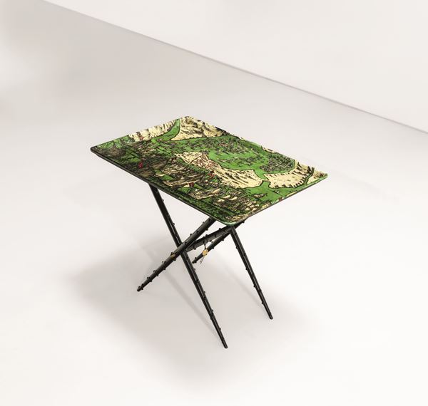 Vassoio con base pieghevole.