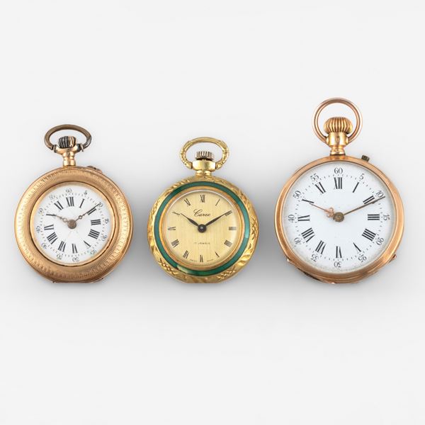 Lotto di tre orologi da tasca, due in oro giallo 18k (28 mm e 30 mm), uno in oro giallo 14k (32 mm) peso totale 67,4 g