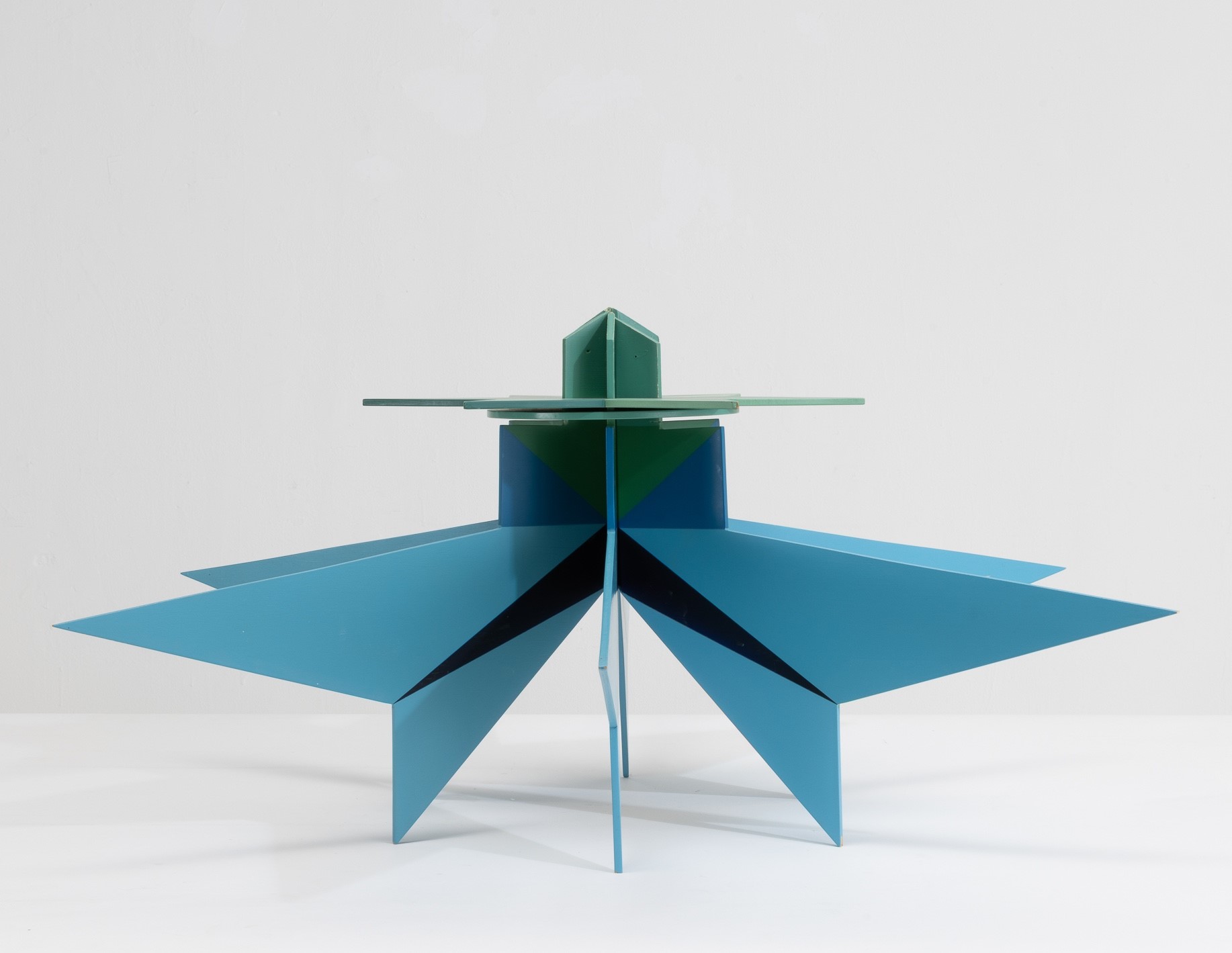 Giacomo Balla - Fiore futurista, scultura in legno laccato