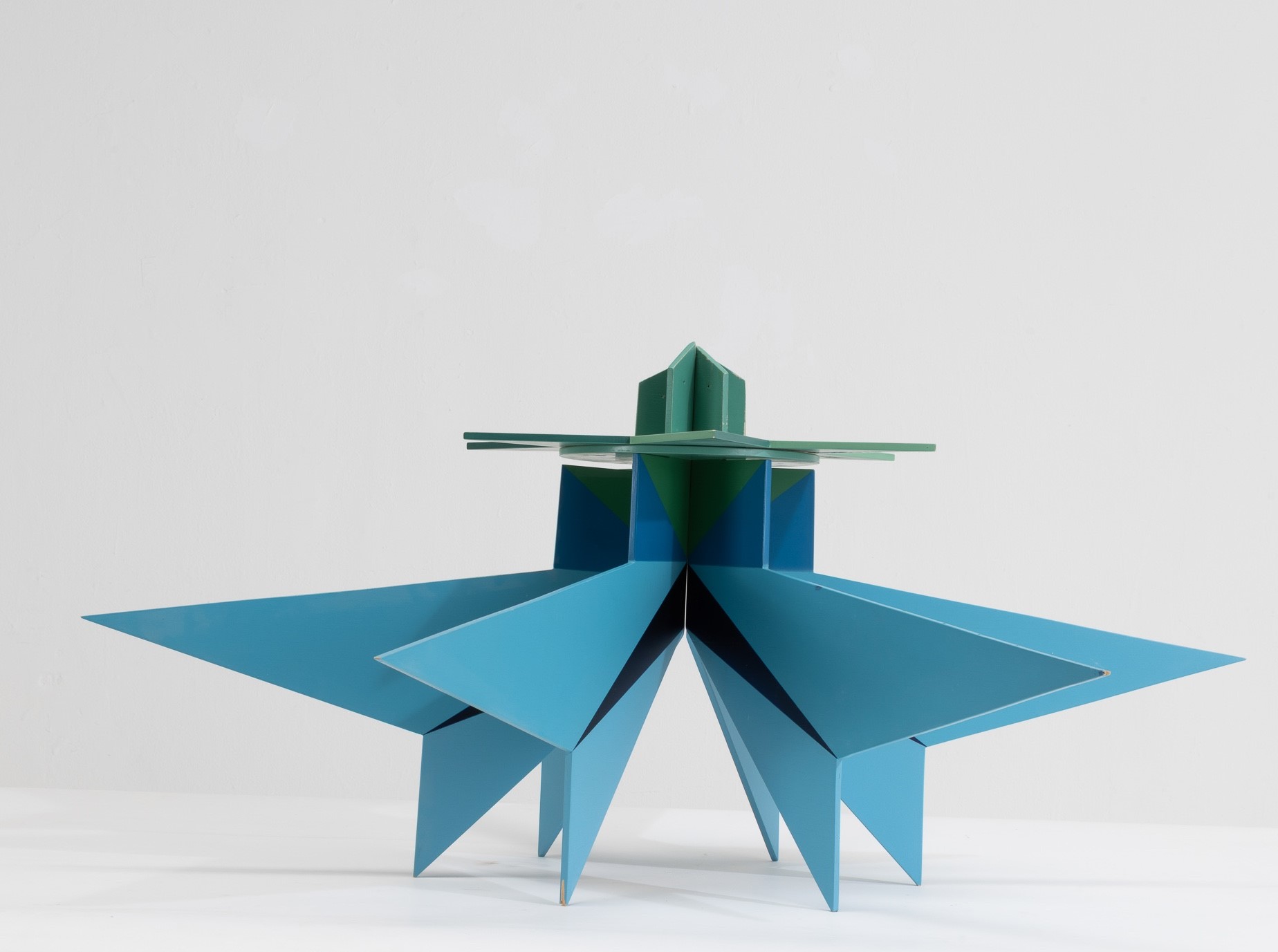 Giacomo Balla - Fiore futurista, scultura in legno laccato
