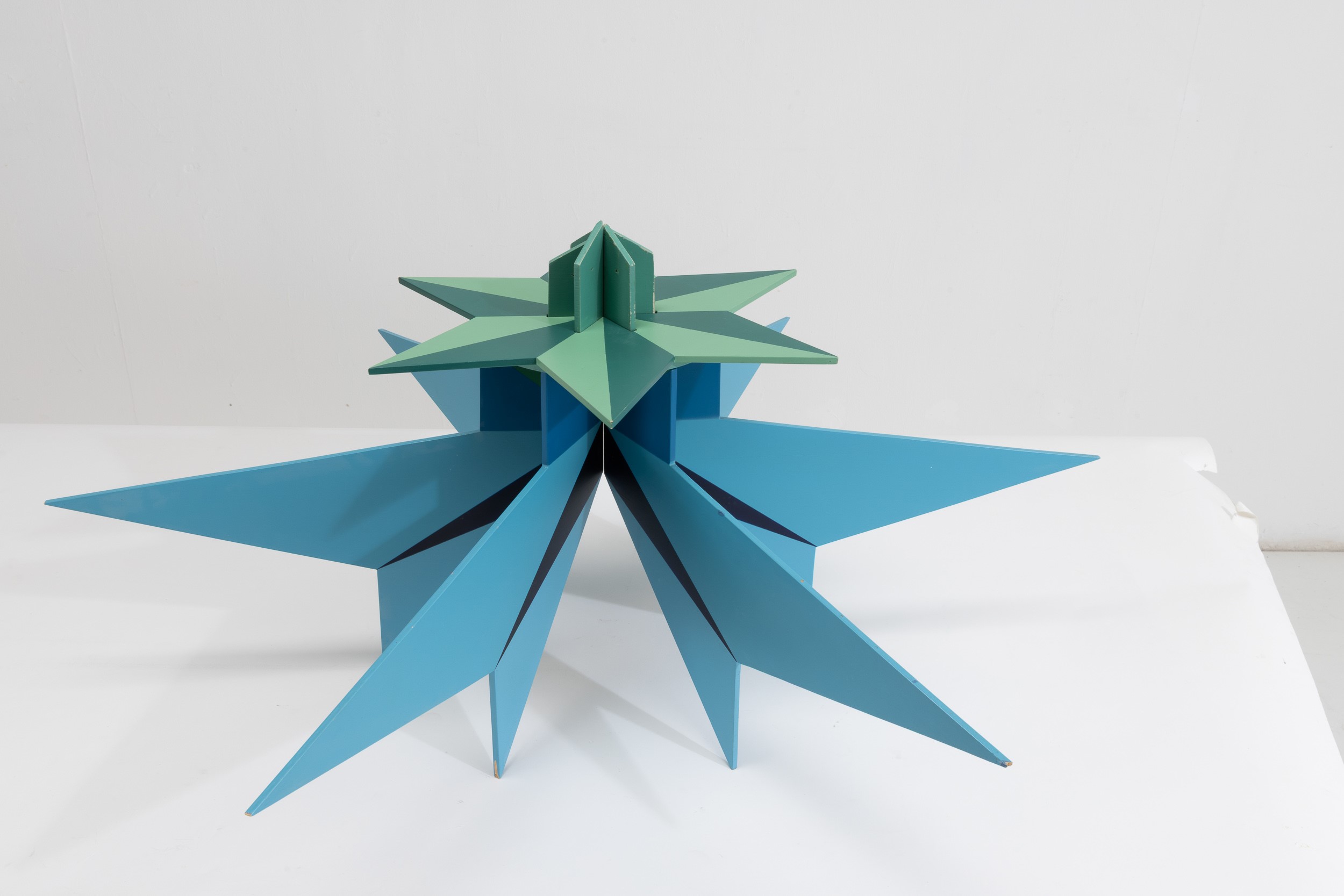 Giacomo Balla - Fiore futurista, scultura in legno laccato