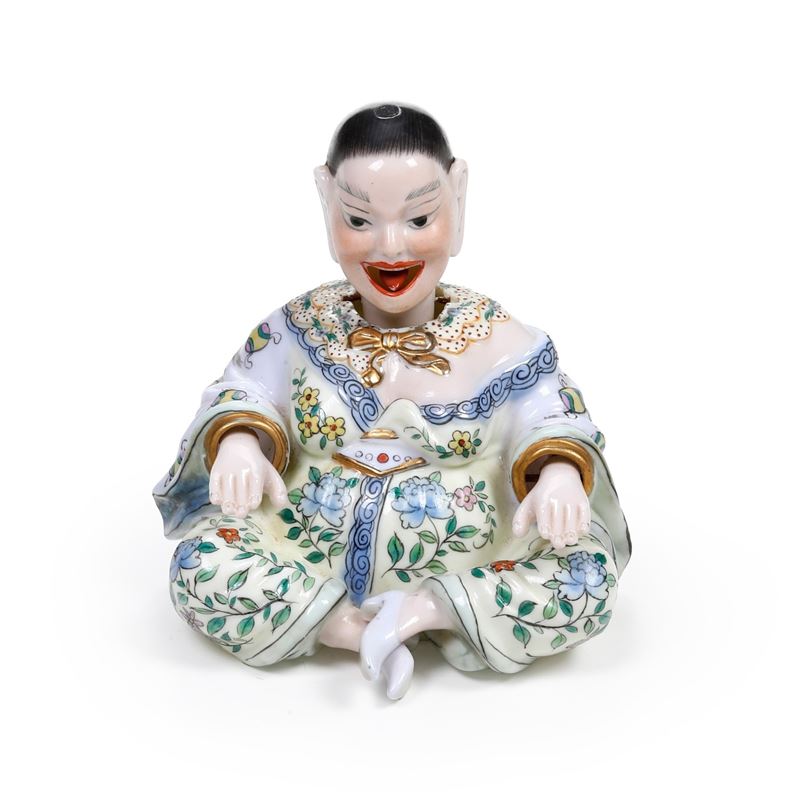 Figura di magot con mani, testa e lingua mobili. XX secolo.  - Asta Maioliche e Porcellane - Cambi Casa d'Aste