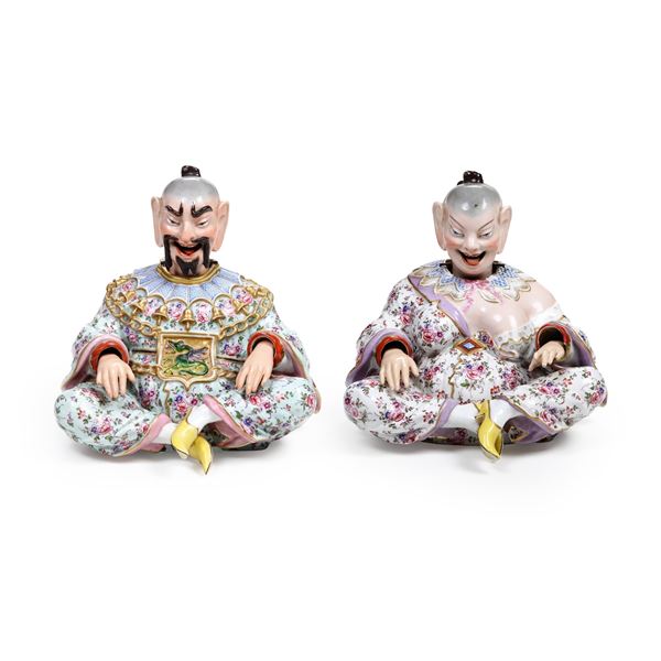 Coppia di figure di magot con mani, testa e lingua mobili. XX secolo.