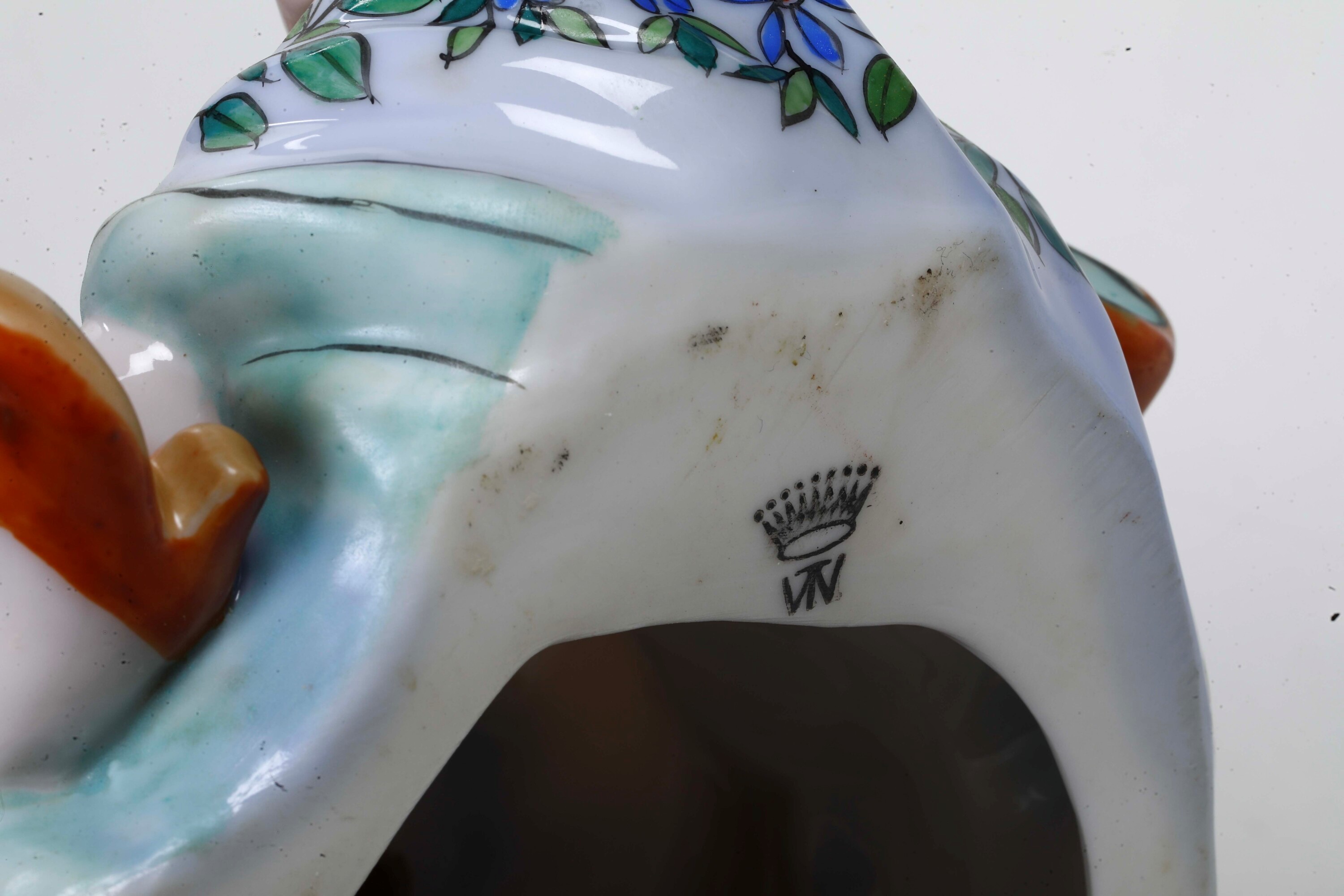 Figura di magot con mani, testa e lingua mobili. XX secolo.