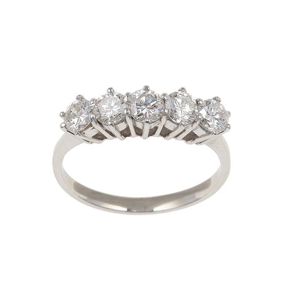 Anello con diamanti