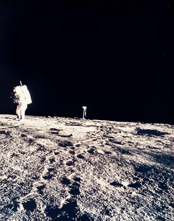 Charles Pete Conrad - Alan Bean fotografa la pedana del LM con la telecamera sullo sfondo